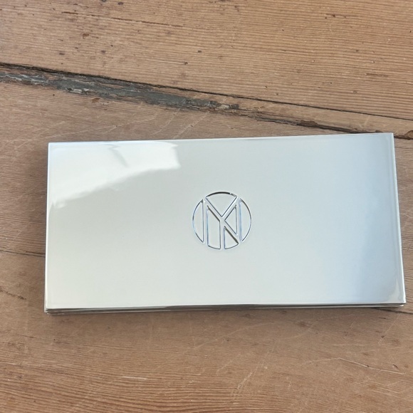 Color Boss Master Eyeshadow Palette in treat yo’ self - Picture 5 of 8